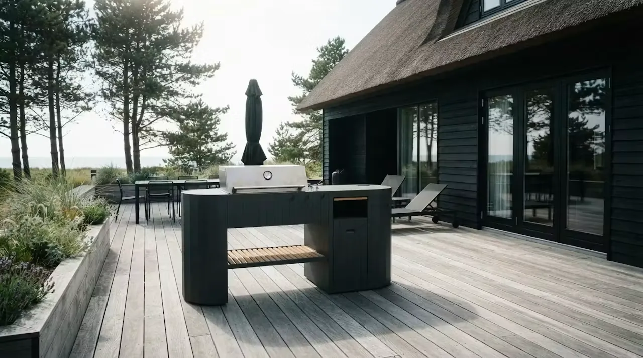 Archa udekøkken på stor træterrasse ved sommerhus